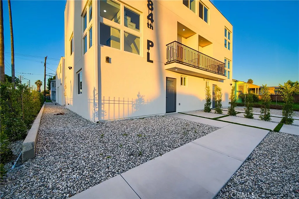 Building Photo - 801 E 84th Pl #1/2