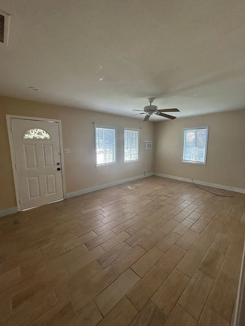 Charming 2 bedroom in the Heart of Armona — Photo 2