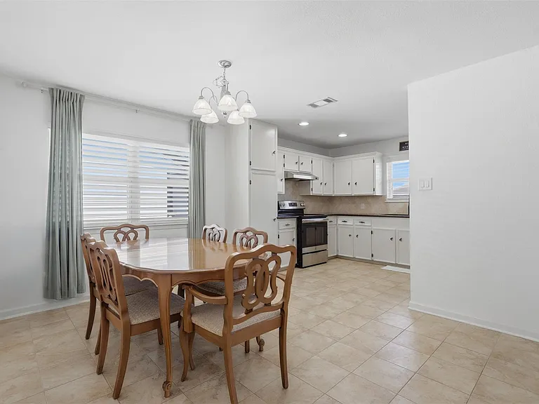 375 Ling St — Photo 7