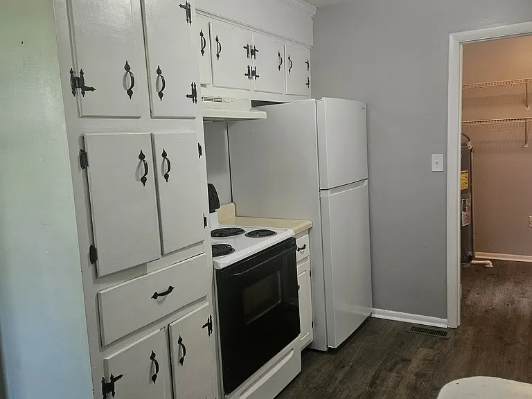 21 Charlemagne Blvd — Photo 2