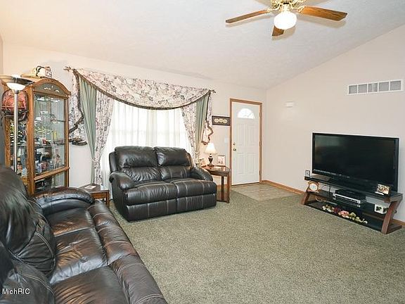 4th image of 32921 Zinfandel Ave