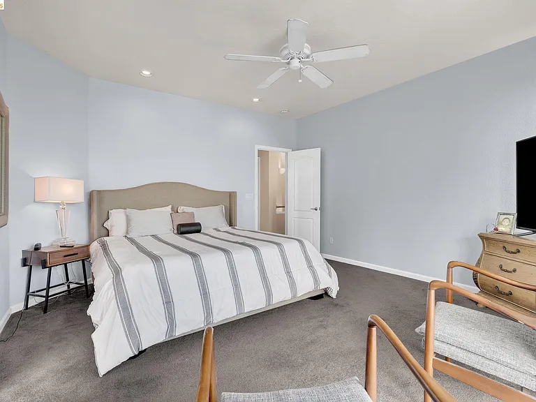 5640 Edgeview Dr — Photo 38