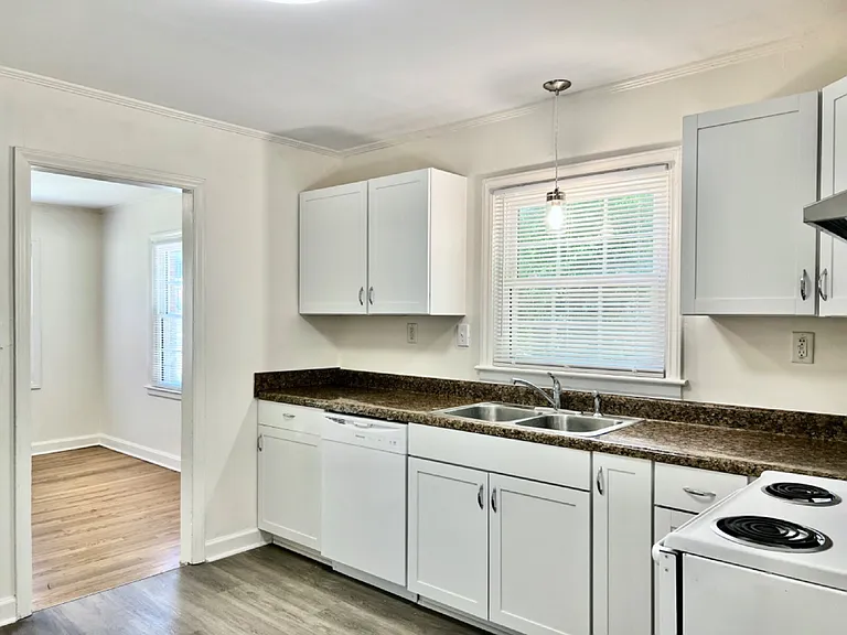 655 Reeves Ct — Photo 4