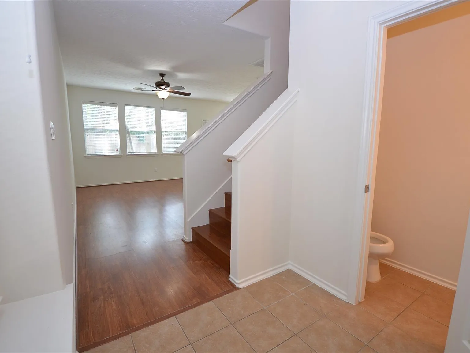 3 bed, 2.5 bath, 1696 sqft, $1,800 — Photo 2