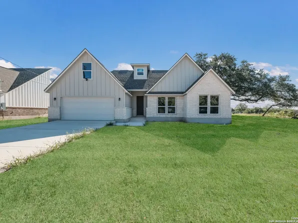 1110 DEVINE DR, Devine, TX 78016