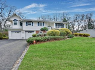 8 Locust Grove Ln, Manalapan, NJ 07726