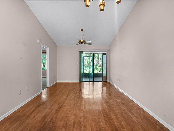 4th image of 240 Highlands Glen Cir