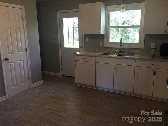 4th image of 1017 Vancouver Ln