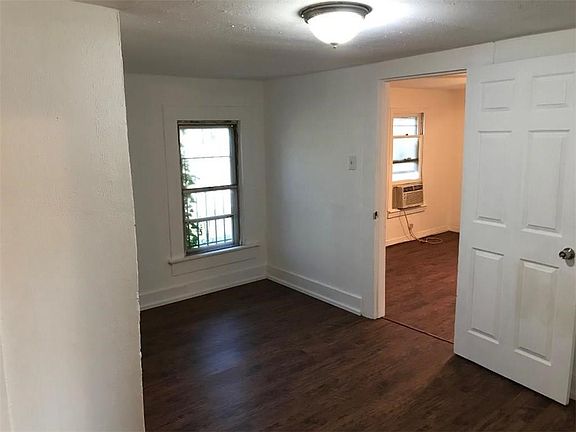 4th image of 5317 Lovell Ave