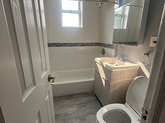 3rd image of 251 Lafayette Ave APT 18
