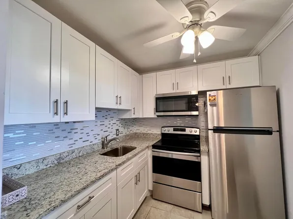 282 Chatham N, West Palm Beach, FL 33417