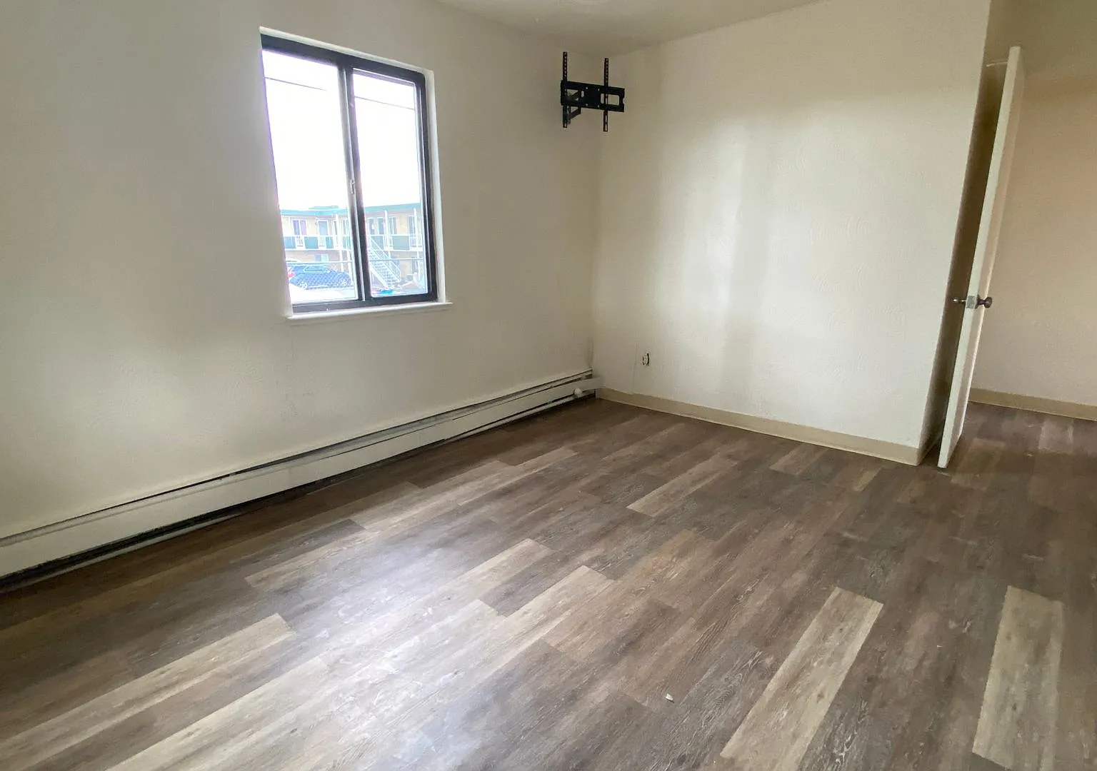 1 Bedroom 1 Bathroom Ready for Move In! — Photo 4