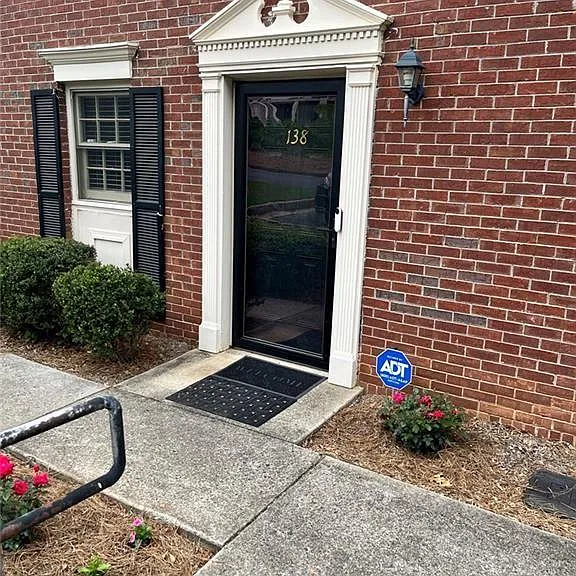 138 Sterling Ct — Photo 2