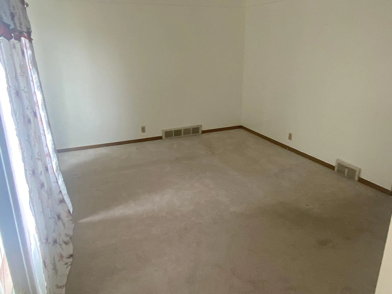 3 bed, 2136 sqft, $2,250 — Photo 3