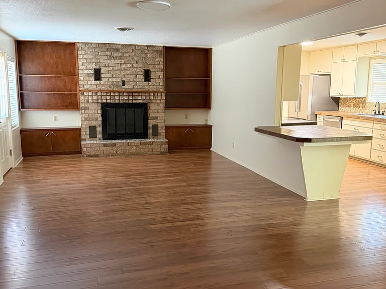 109 E Highway St — Photo 5