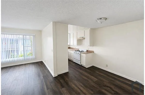 Building Photo - 4547 August St #5