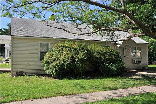 2nd image of 835 S Pershing Ave #843 & 841-837