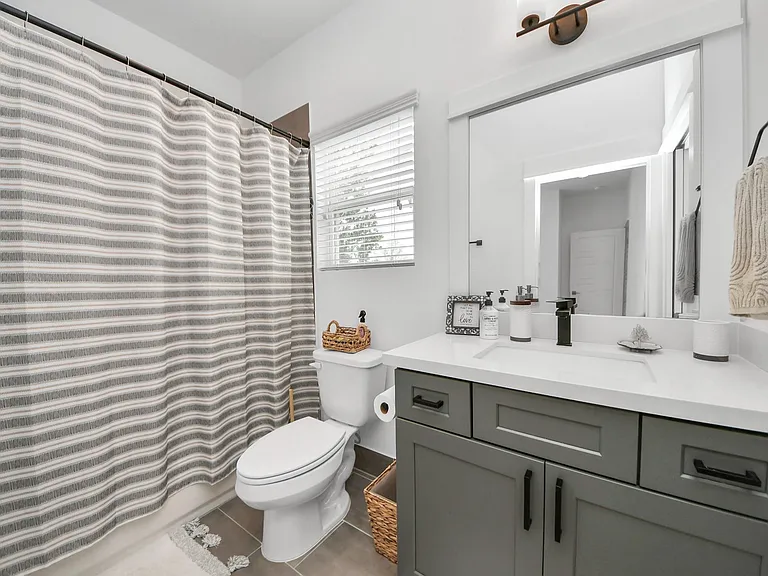 1066 Mansfield St — Photo 32