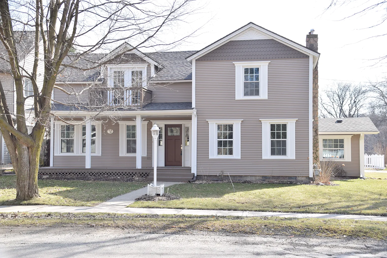 702 E Huron St photo 1
