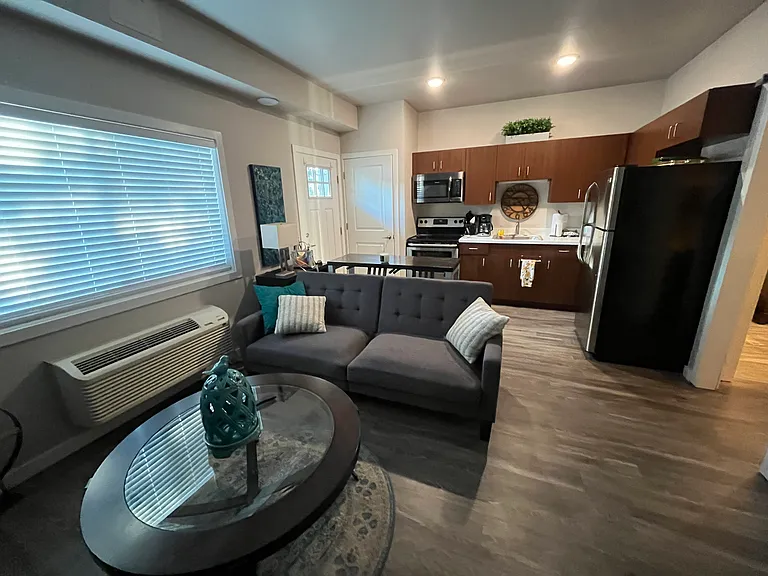 619 E 8th St #7 — Photo 2