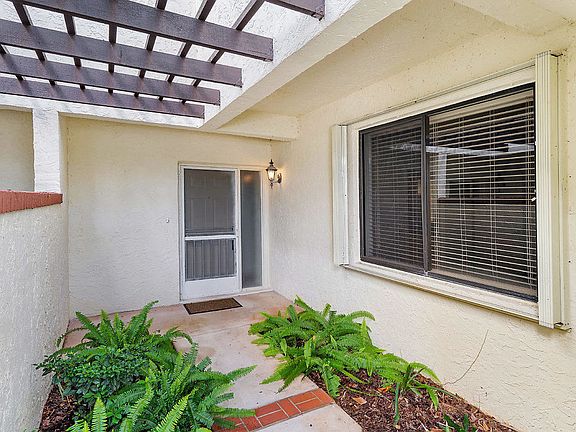 4th image of 404 Sea Oats Dr APT C