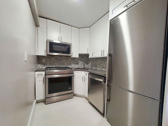 3rd image of 320 E 52nd St APT 6A
