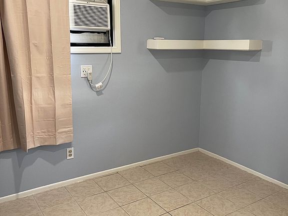 Largest bedroom connected to the Hallway