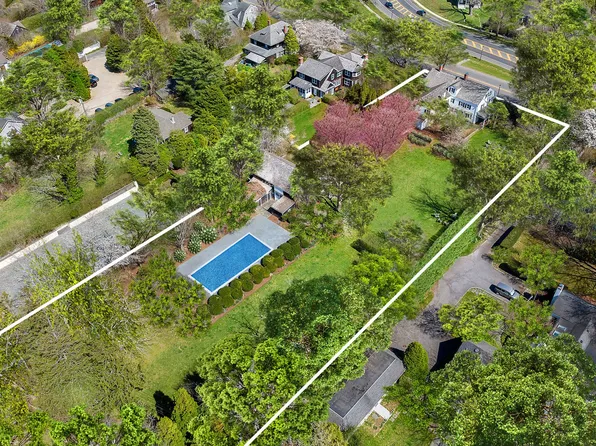 21 N Main St, East Hampton, NY 11937