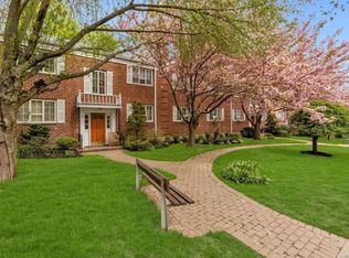 29 Nathan Hale Dr APT 32A, Huntington, NY 11743