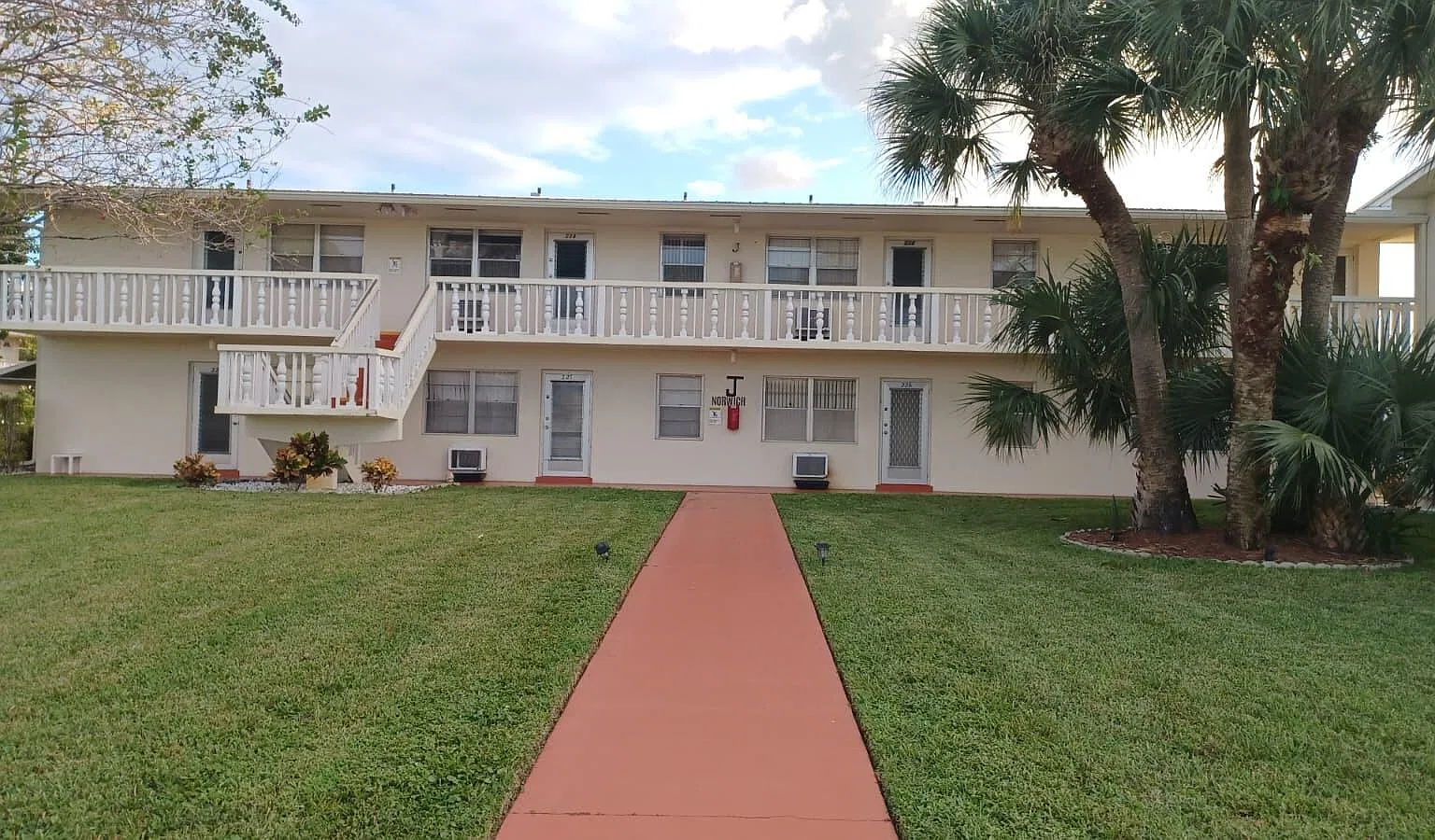 1 bed, 1.5 bath, 684 sqft, $1,600 — Photo 1