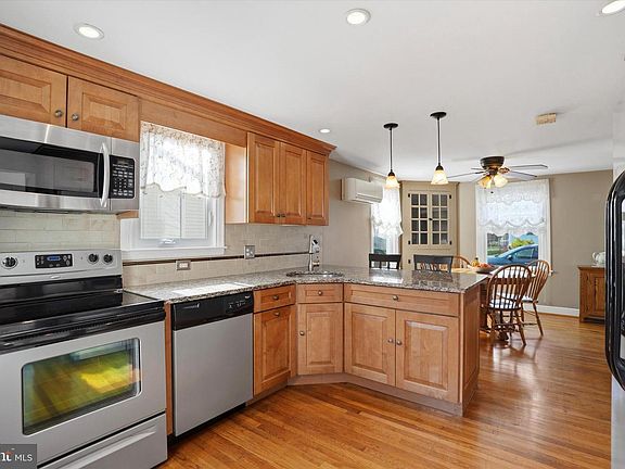 4th image of 215 Pine Rd