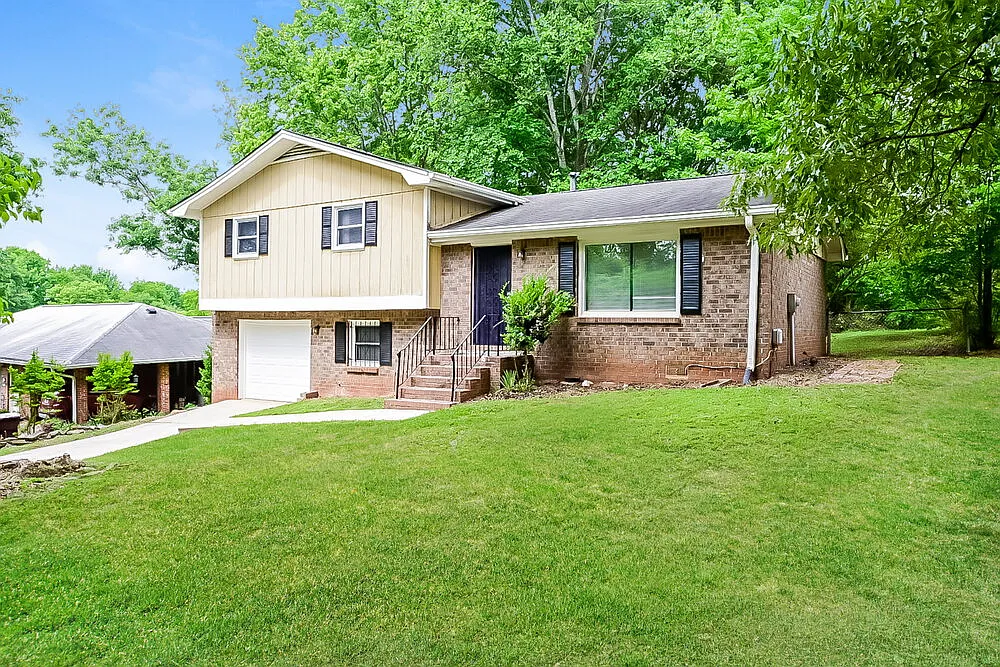 3 bed, 1.5 bath, 1300 sqft, $1,700 — Photo 1