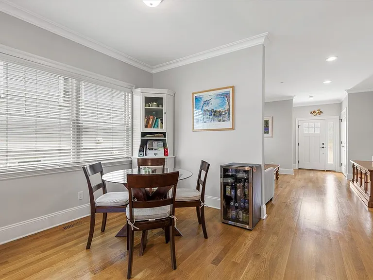 77 Lakeview Ave E — Photo 10