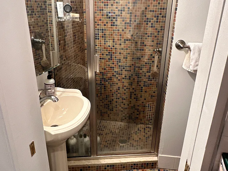 426 E 9th St #3B — Photo 4