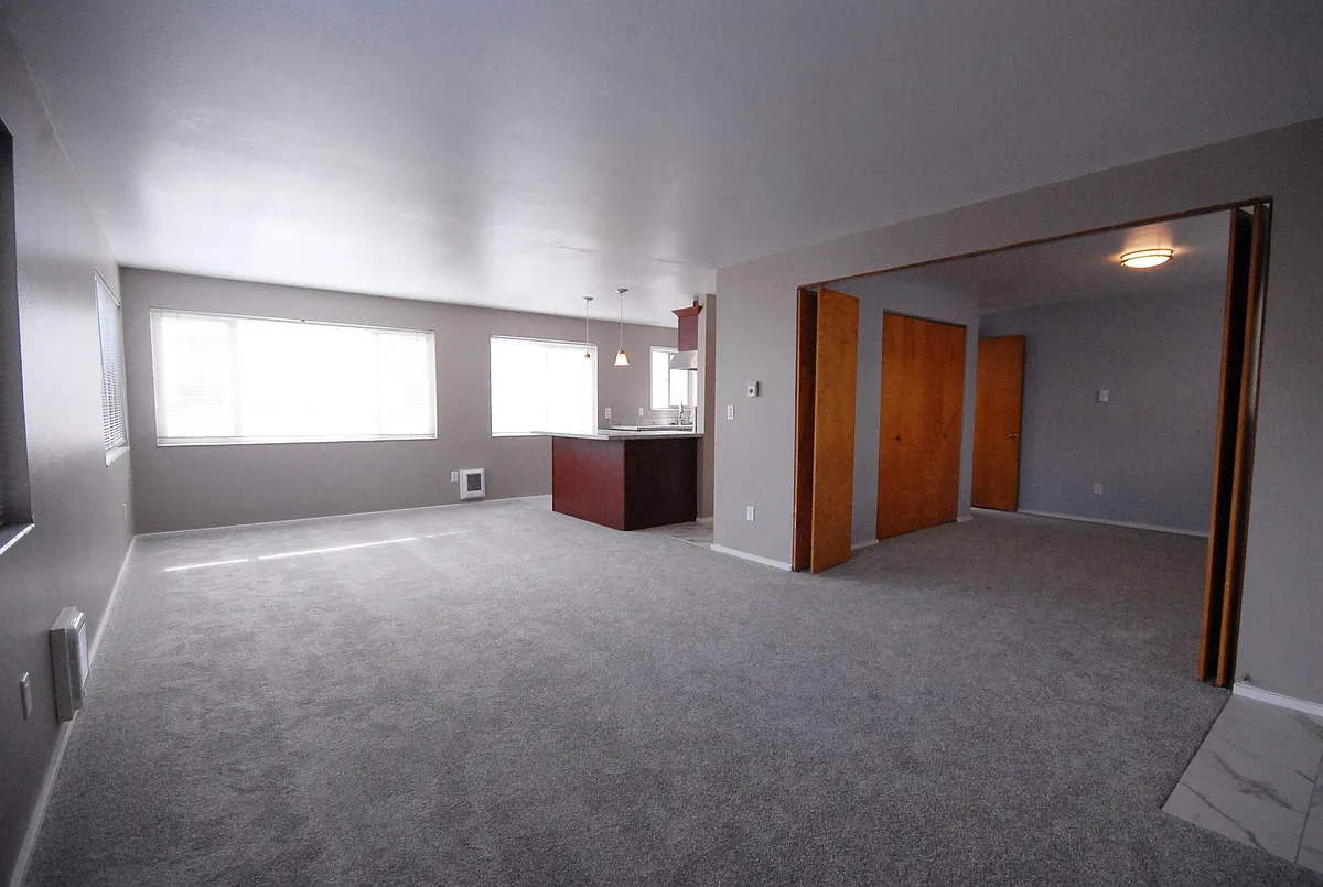 Building Photo - 3914 2nd Ave NE #5