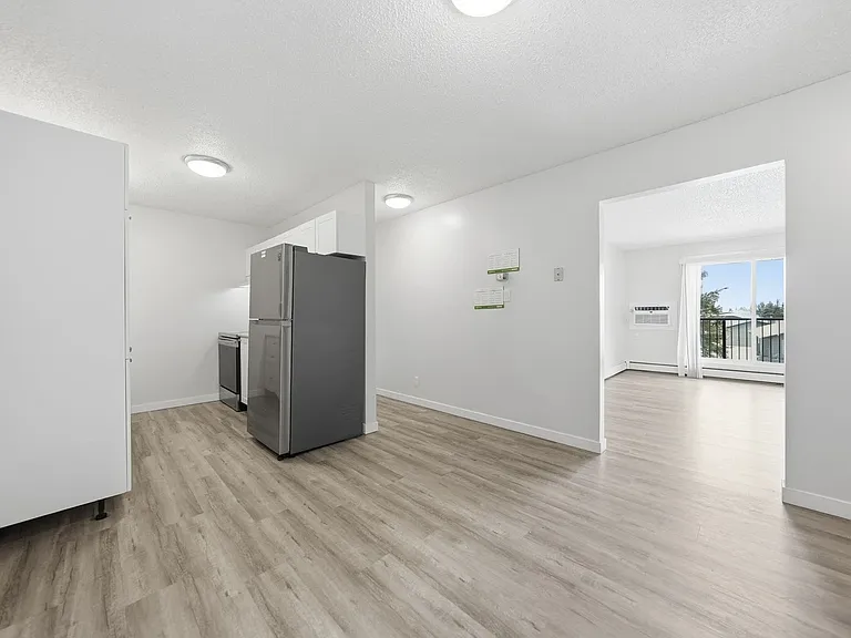 633 28th St W — Photo 3