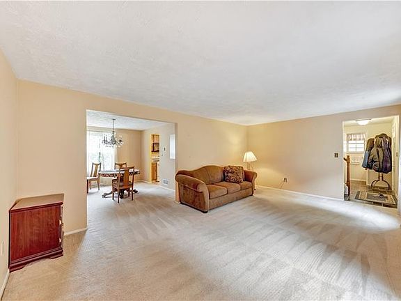 5th image of 216 Cheryl Dr