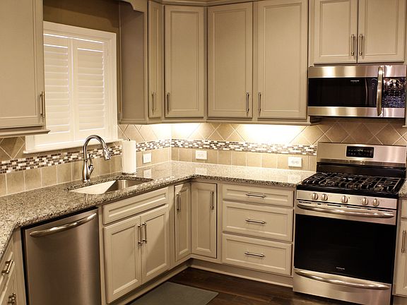 5th image of 200 Glennister Ct