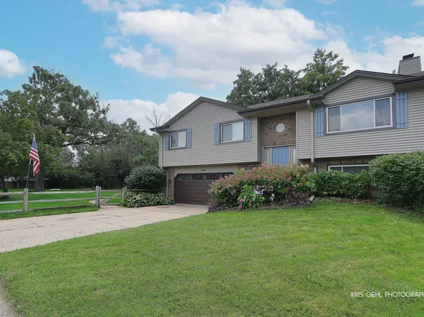 1705 W Halma Ln, Woodstock, IL 60098