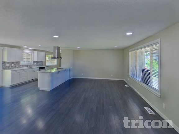 3rd image of 706 NE 126th St