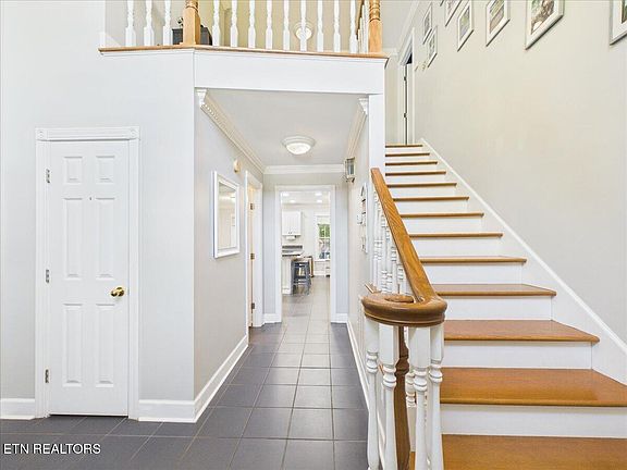 3rd image of 170 Yorkshire Dr