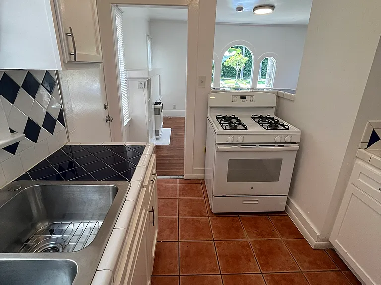 756 N Van Ness Ave #1 — Photo 11