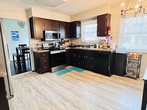 Access to dining room from kitchen