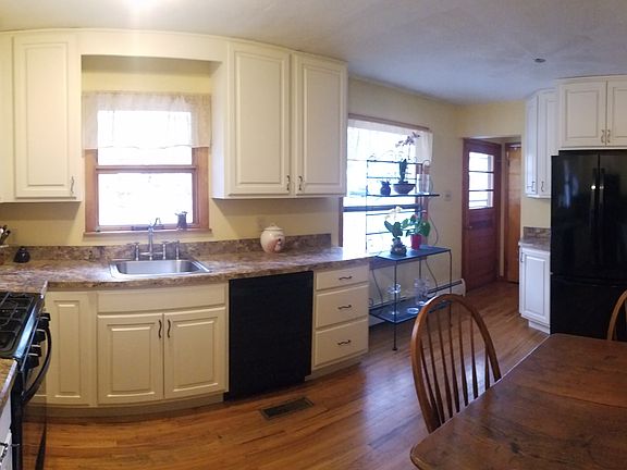 Eat-in kitchen
15' x 11'