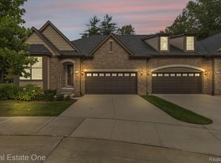 1075 Hampshire Ct, Rochester, MI 48307