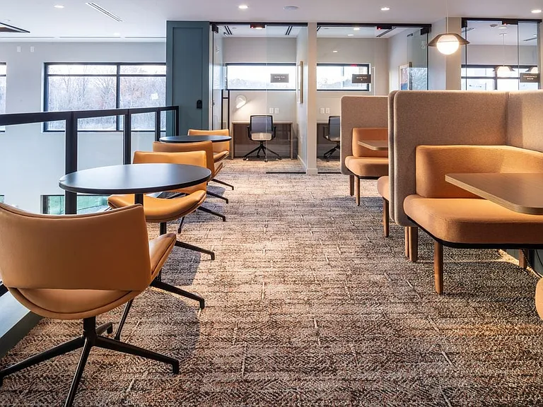 Work room with coworking spaces and private pods