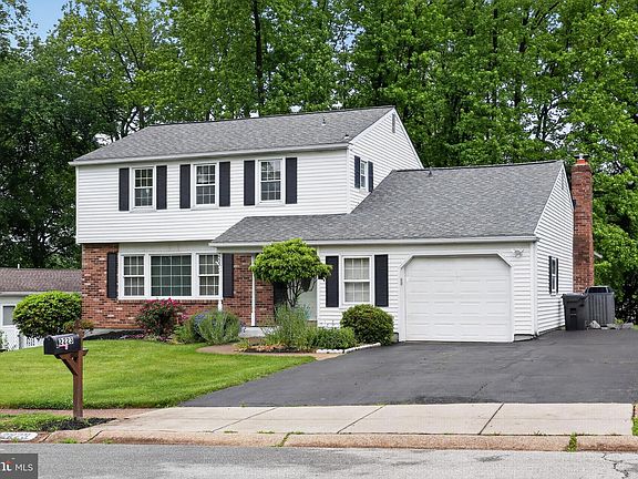 3rd image of 2223 Rosewood Dr