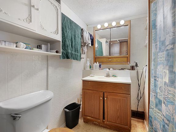 5th image of 74 Pembroke Ave