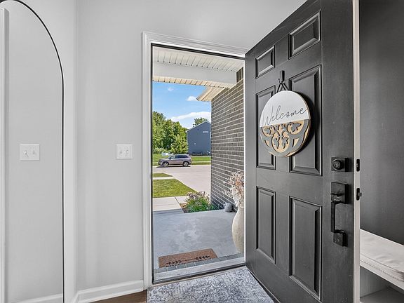 3rd image of 51681 Maple Leaf Dr