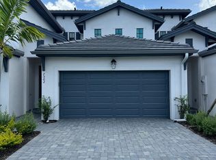 7502 Rockefeller Dr, Naples, FL 34119